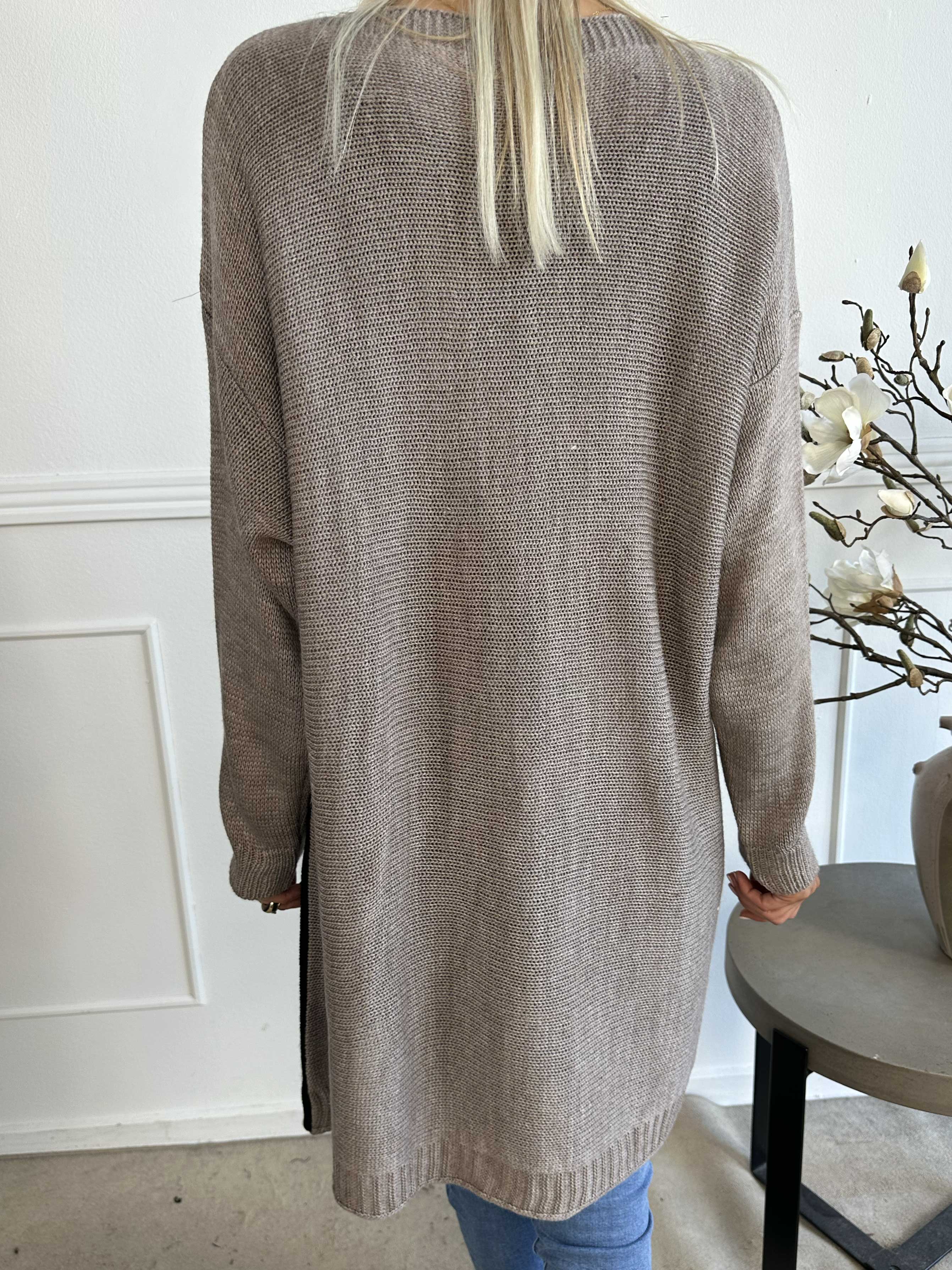 Amara - Tofarvet strikkjole med gulddetaljer